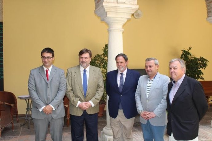 Alcalde (dcha.) durante la presentación de la cinta