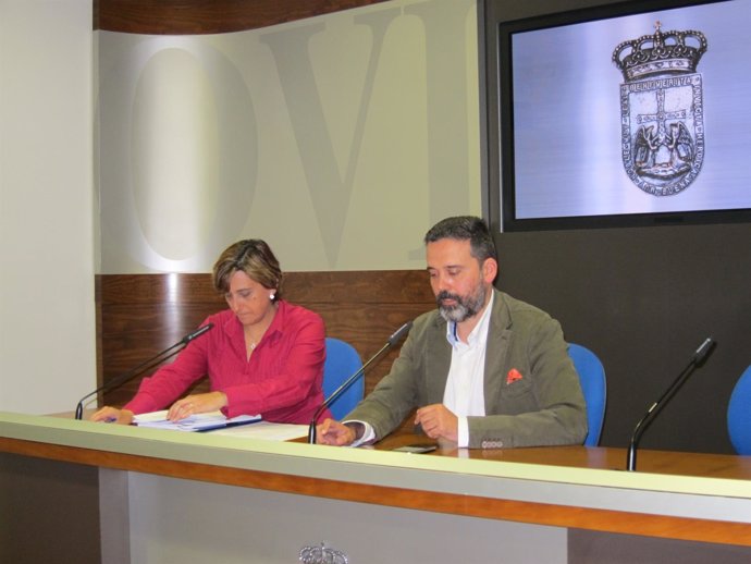 Los concejales Ana Rivas y Ricardo Fernández, en rueda de prensa