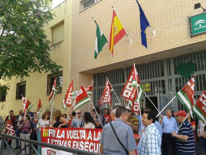 Concentración de CCOO por las 18 horas lectivas en Granada