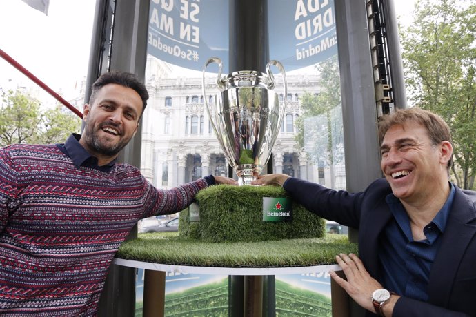 Kiko Narváez y Rafa Martín Vázquez colocan la copa de la Champions