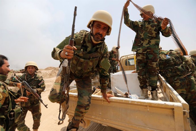 Milicianos chiíes que apoyan al Ejército iraquí cerca de Faluya