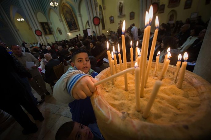Niño en una misa en Beit Jala