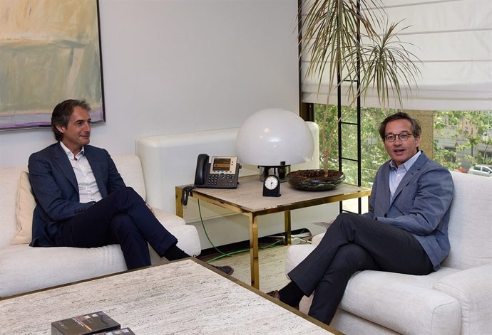 Lassalle en una reunión con el alcalde de Santander, Íñigo de la Serna