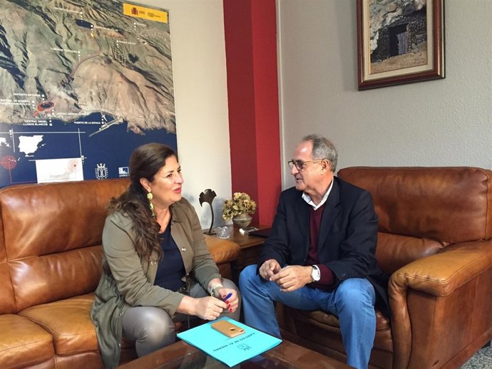 La Presidenta Del Cabildo De El Hierro Y El Director General De Transportes Plan