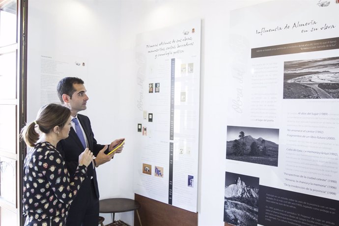 El alcalde de Almería visita la Casa del Poeta José Valente