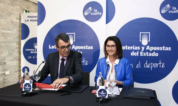 Javier Guillén, director general de La Vuelta, e Inmaculada García (LAE)