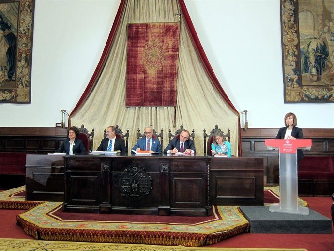 Acto de entrega en el Paraninfo de la USAL de las becas USAL-Banco Santander 