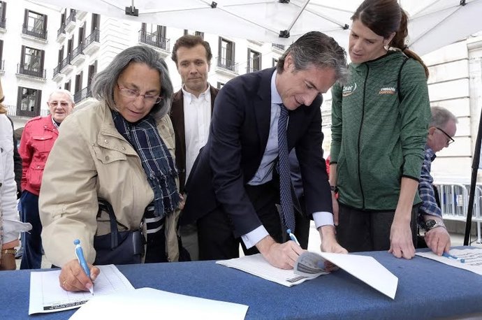 Recogida de firmas en apoyo a Ruth Beitia en Santander 