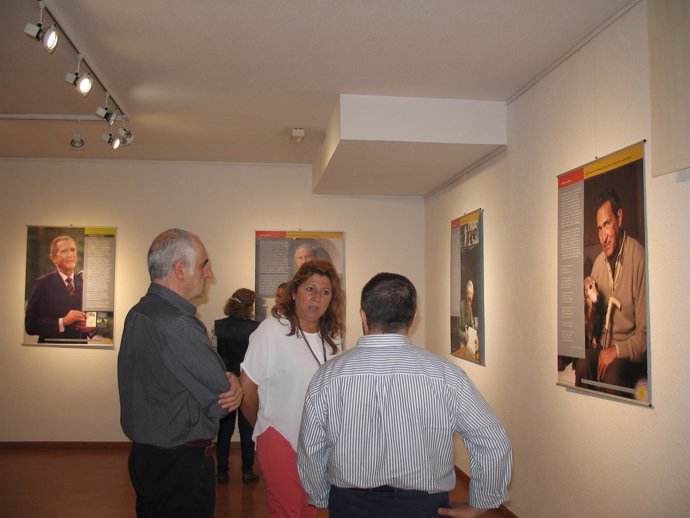 Salazar visitando la exposición de Antonio Gala
