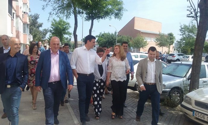 Pedro Sánchez, con cargos y candidatos socialistas durante el paseo