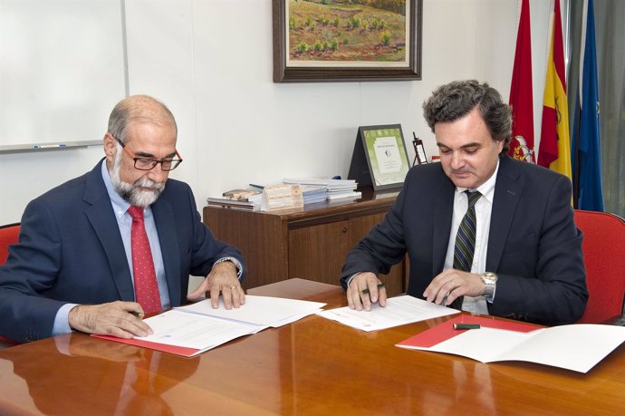 Fernado Domínguez y Rafael Teijeira firman el convenio de colaboración