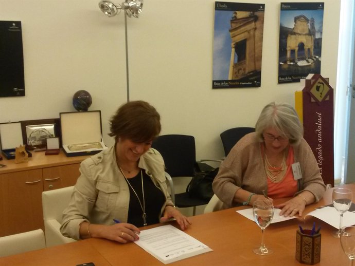 La firma del acuerdo entre responsables de Legado Andalusí e Instituto Halal