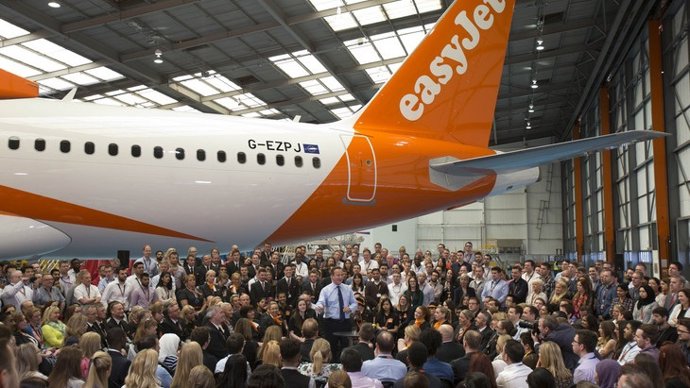 Cameron visita la sede de easyJet en Luton