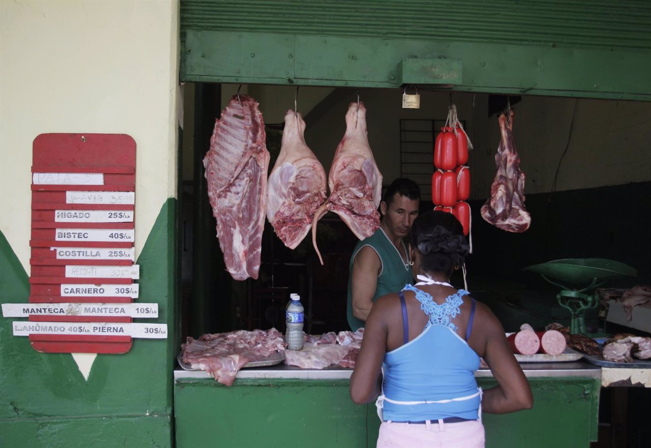 Una mujer compra carne en una tienda de La Habana (Cuba)