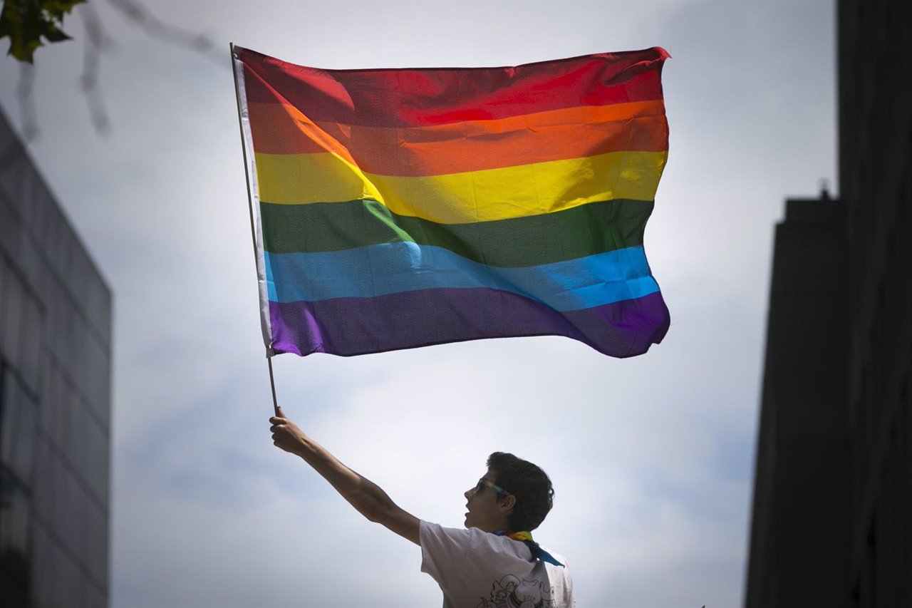 Una bandera arco iris en un desfile del orgullo gay en San Francisco