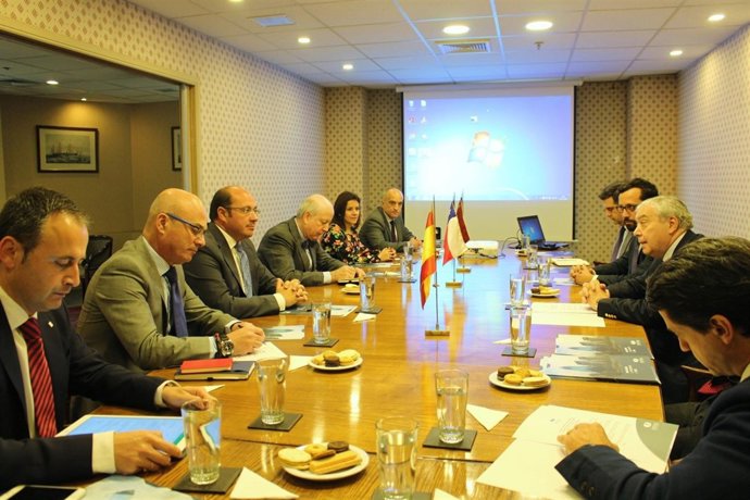 Reunión entre el presidente de la Comunidad y representantes de Sofofa, en Chile