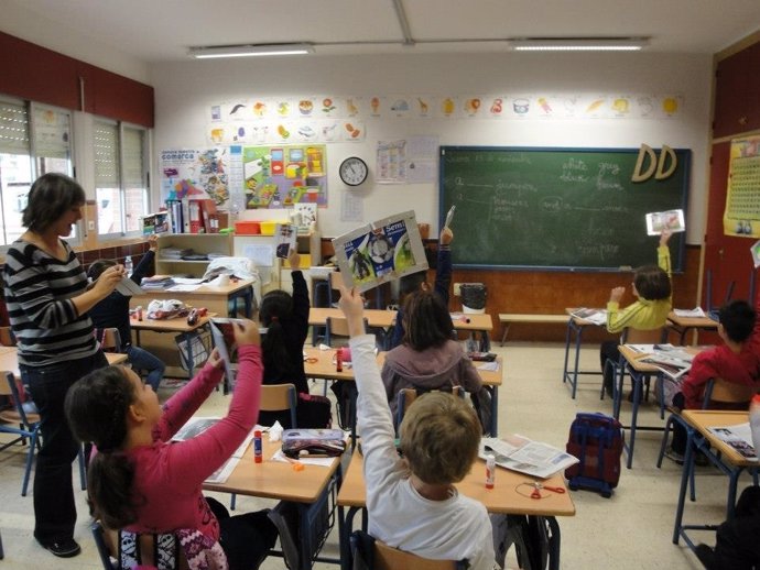 Taller de reciclaje infantil en un colegio alumnos escolares educacíón