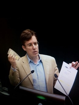 El edil del PP José Luis Moreno mostrando en el Pleno un billete falso