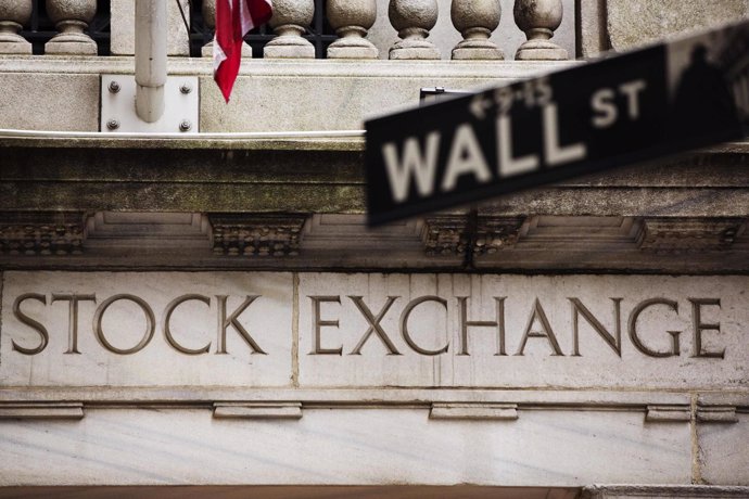 Un signo de la calle Wall Street en frente de la Bolsa de Valores de Nueva York