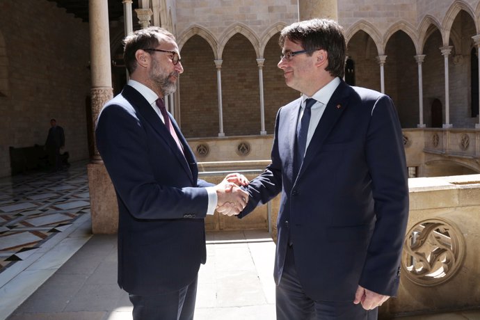 El presidente de la Generalitat, Carles Puigdemont, y el embajador de Estados Un