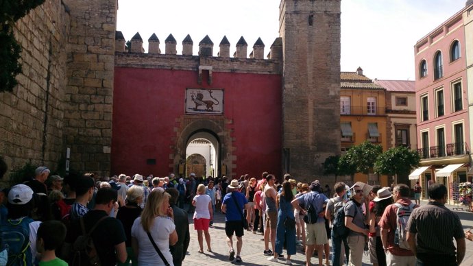 Turistas esperan este miércoles, a las puertas del Alcazar de Sevilla.