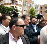 Rajoy recibe gritos de "presidente" y "ladrón" a su llegada a Alfafar