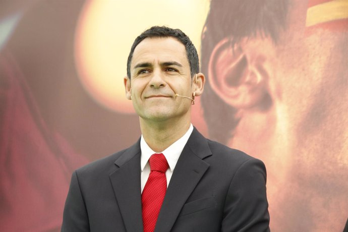 El árbitro español Carlos Velasco Carballo