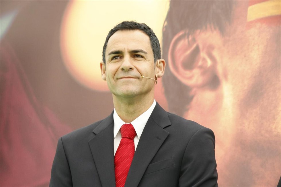 El árbitro español Carlos Velasco Carballo