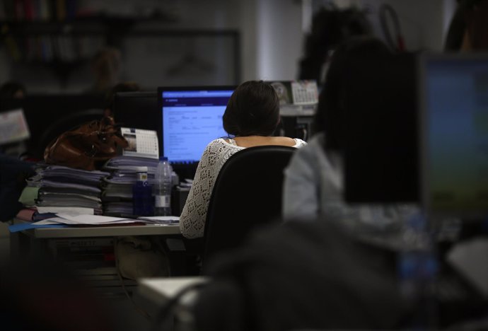 Gente trabajando, ordenador, ordenadores 