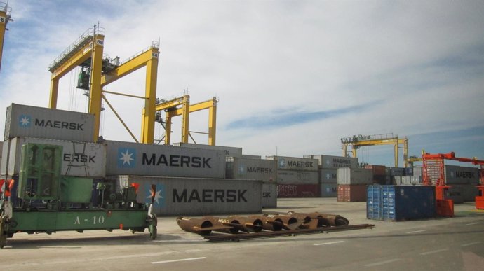 Grúas y contenedores en el Puerto de Valencia