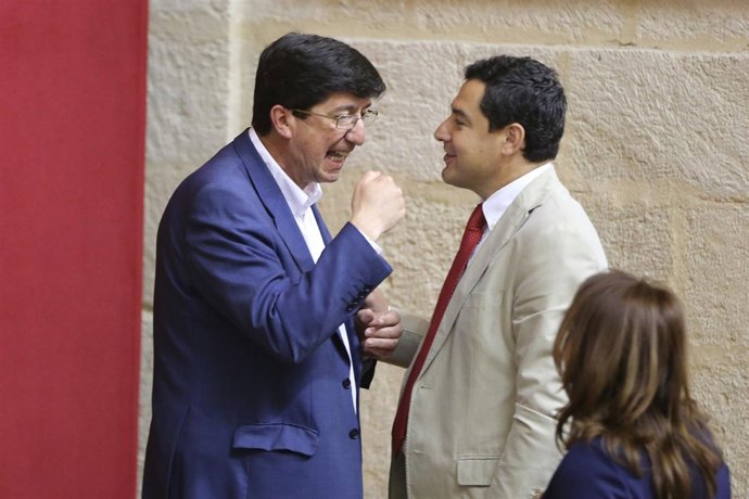 Marín (C's) y Moreno (PP-A) conversan en el Parlamento