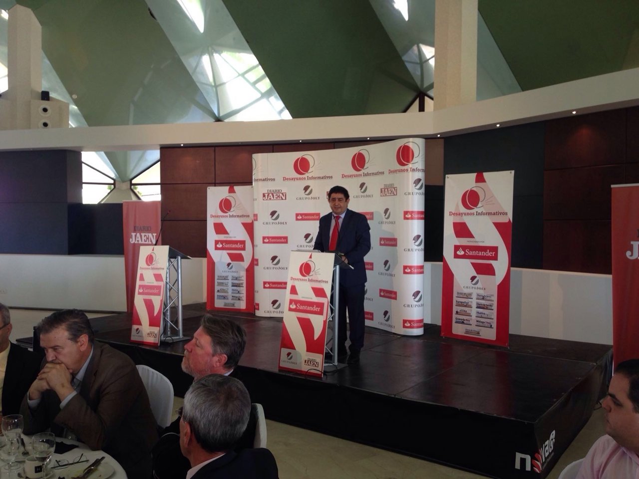 Reyes interviene en el desayuno informativo.