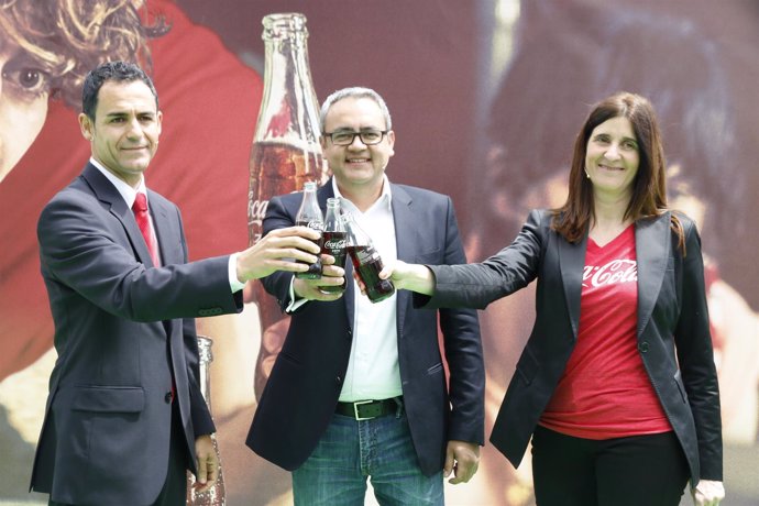 Velasco Carballo, Jorge Garduño y Esther Morillas en un acto de Coca-Cola