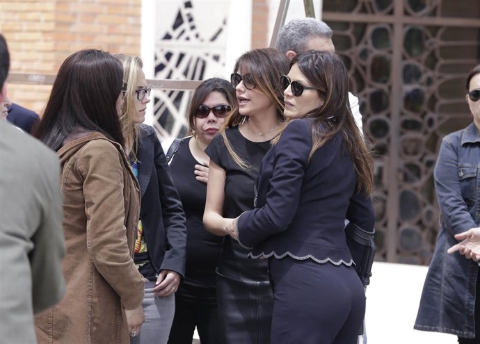 Mónica Hoyos, inseparable de Ivonne Reyes en el adiós a su hermano