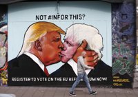 Un beso entre Trump y Boris Johnson para pedir que Reino Unido siga en la UE