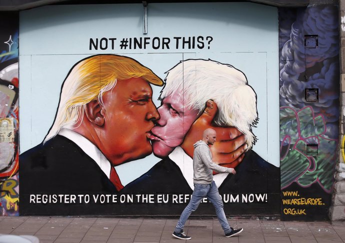 Mural de un beso entre Trump y Boris Johnson pintado en Bristol
