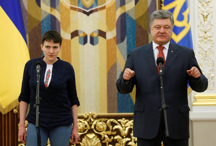 Poroshenko comparece junto a la piloto Savchenko tras su vuelta a Ucrania