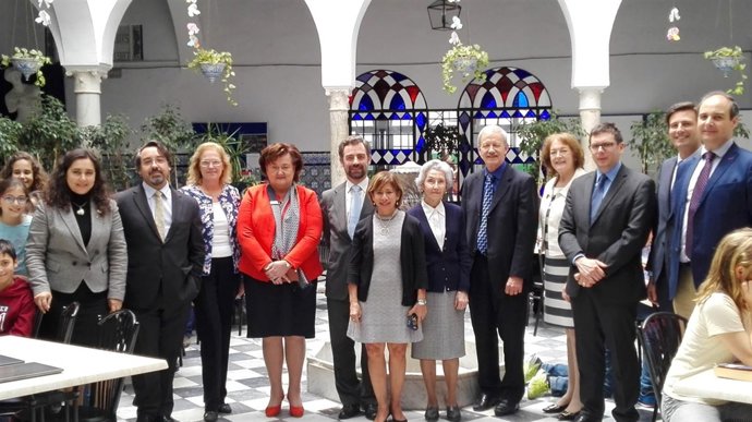 El consejo de dirección del colegio y los acreditadotes de Advanc-ED