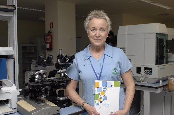 La enfermera Paz Bayón, en el laboratorio, muestra la guía