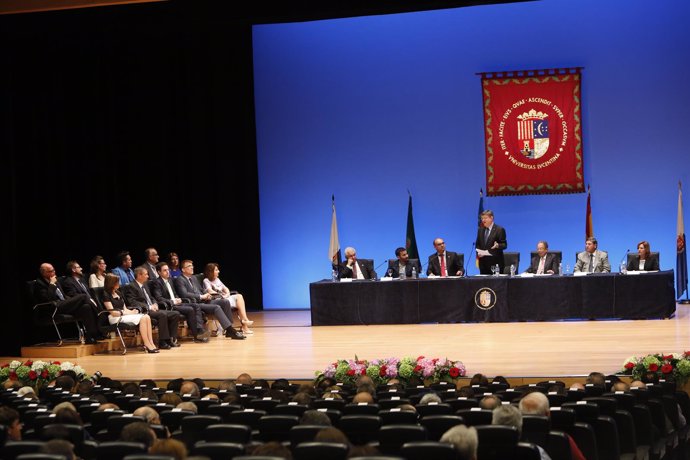 Puig habla al auditorio en la toma de posesión del rector de la UA