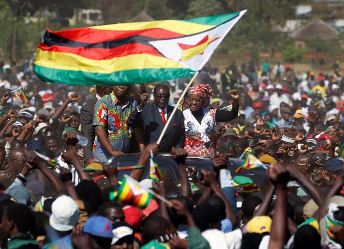 El presidente de Zimbabue, Robert Mugabe, y su mujer Grace en una manifestación