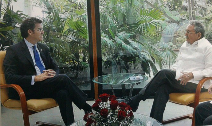 Feijóo y Raúl Castro en la reunión que mantuvieron en diciembre de 2013