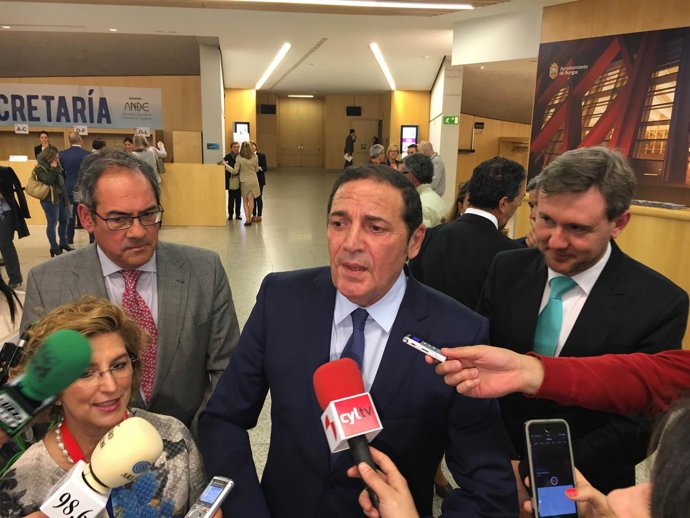 Sáez Aguado atiende a los medios en el Congreso de Enfermería en Burgos 