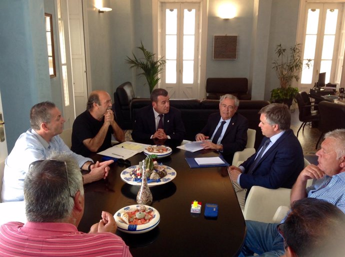 Reunión de pescadores de Carboneras con el subdelegado y el alcalde 