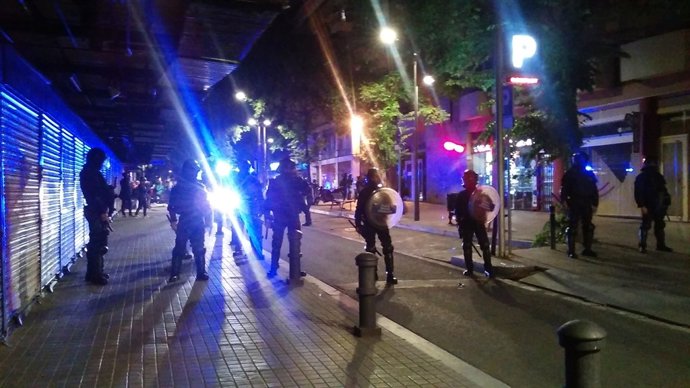 Mossos durante altercados en Gràcia tras el desalojo del Banc Expropiat