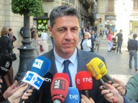 Albiol tuvo que salir escoltado de un mitin en Mataró (Barcelona) y apunta a Podemos, la CUP y un grupo marroquí