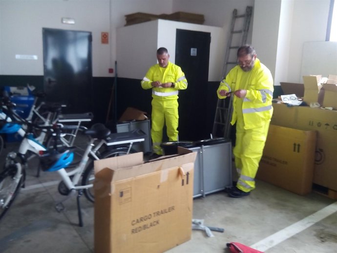 Miembros de las Patrullas Verdes con las bicis eléctricas