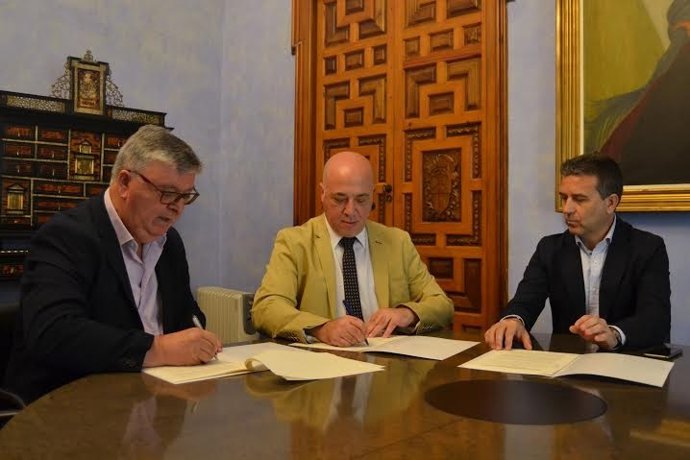 Antonio Ruiz (centro) durante la firma del acuerdo