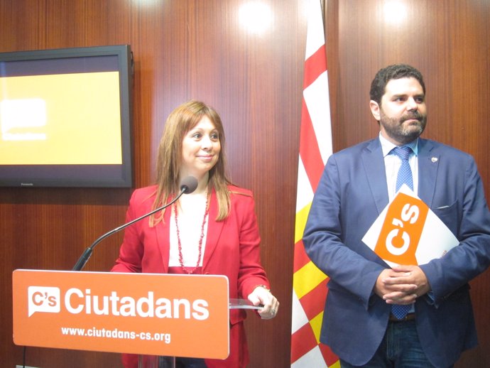 El portavoz de C's, Paco Sierra, y la concejal Marilén Barceló