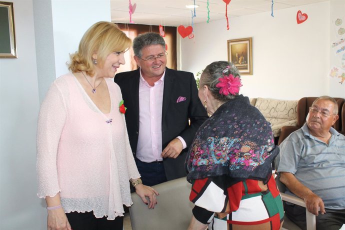 La consejera con el alcalde de Los Alcázares visita una residencia de mayores